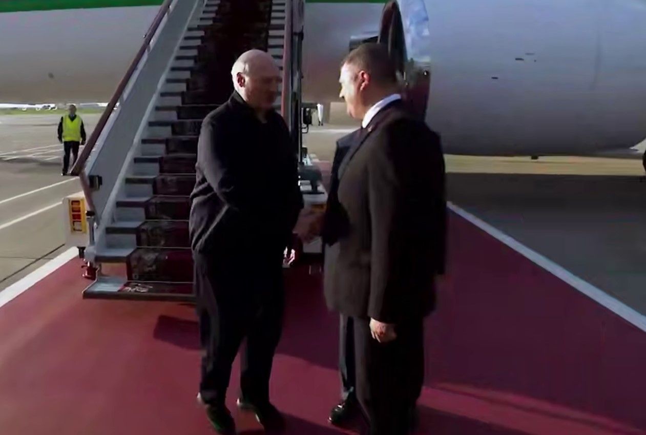 Лукашенко прилетел в Россию, скриншот с видео Лукашенко прилетел в Россию, скриншот с видео