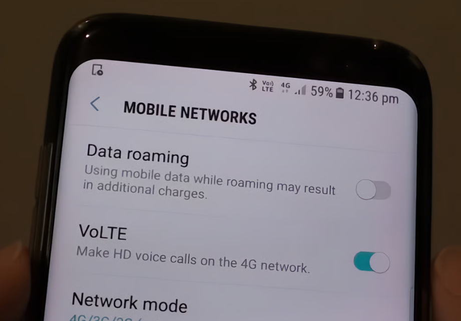 Настройка VoLTE на экране смартфона. Фото: кадр с видео/YouTube