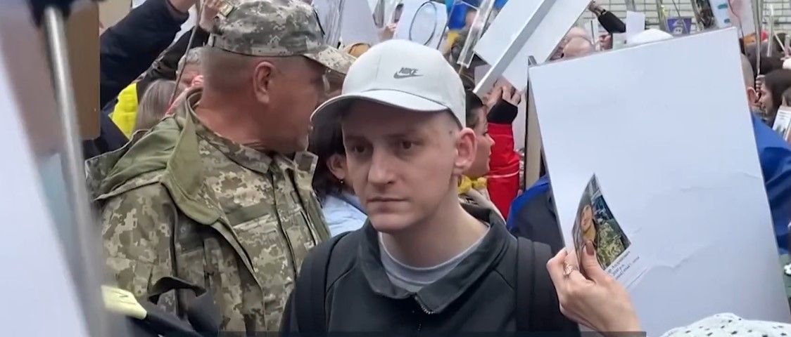 вільнили Олександра 15 травня, зараз він проходить реабілітацію та поступово повертається до мирного життя, скриншот з відео вільнили Олександра 15 травня, зараз він проходить реабілітацію та поступово повертається до мирного життя, скриншот з відео