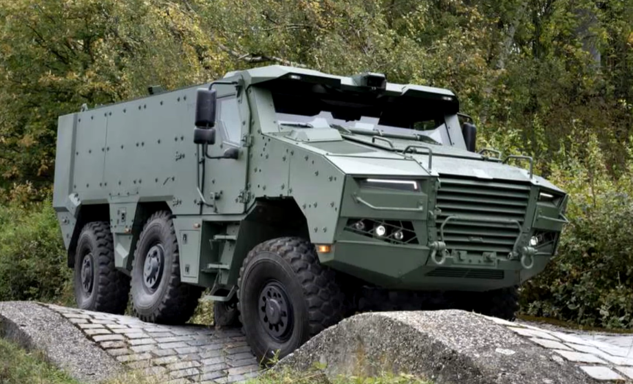В Чехии перевернулся бронированный автомобиль во время показа военной техники - двое пострадавших 1