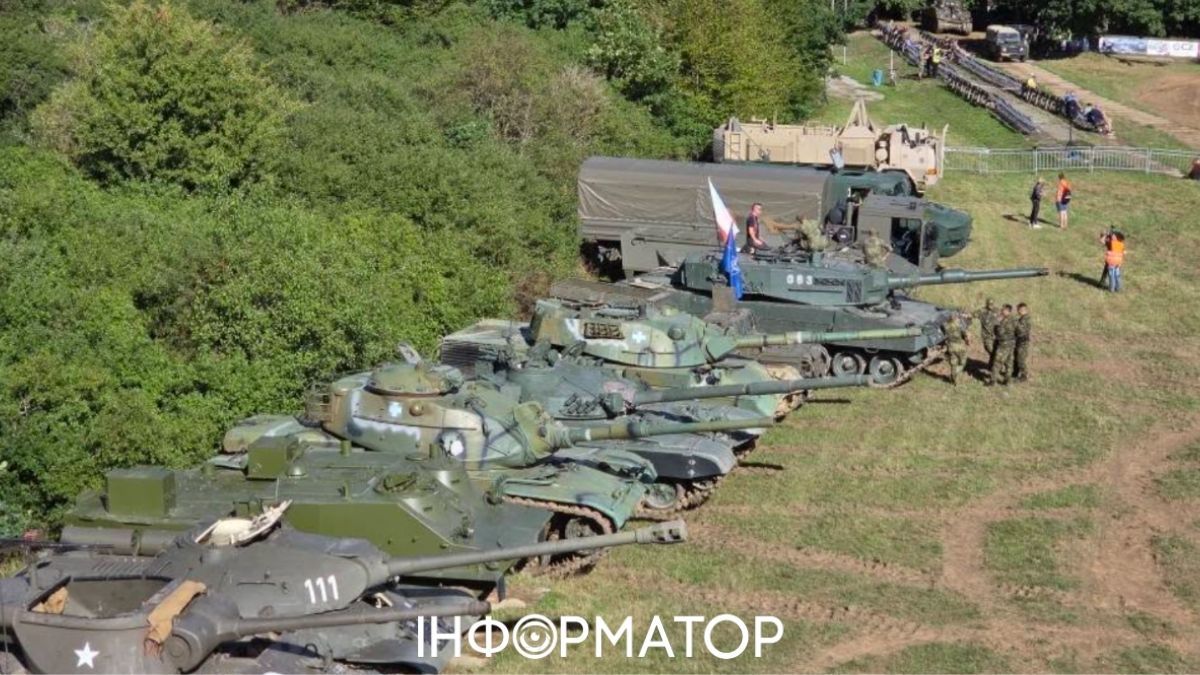 У Чехії перекинувся броньований автомобіль під час показу військової техніки - двоє постраждалих