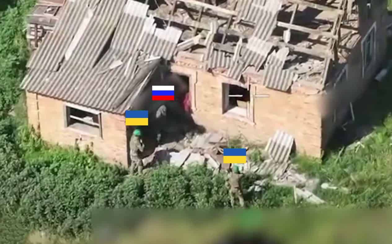 Українські військові беруть у полон росіянина в селі Новоселівка. Архівне фото Українські військові беруть у полон росіянина в селі Новоселівка. Архівне фото