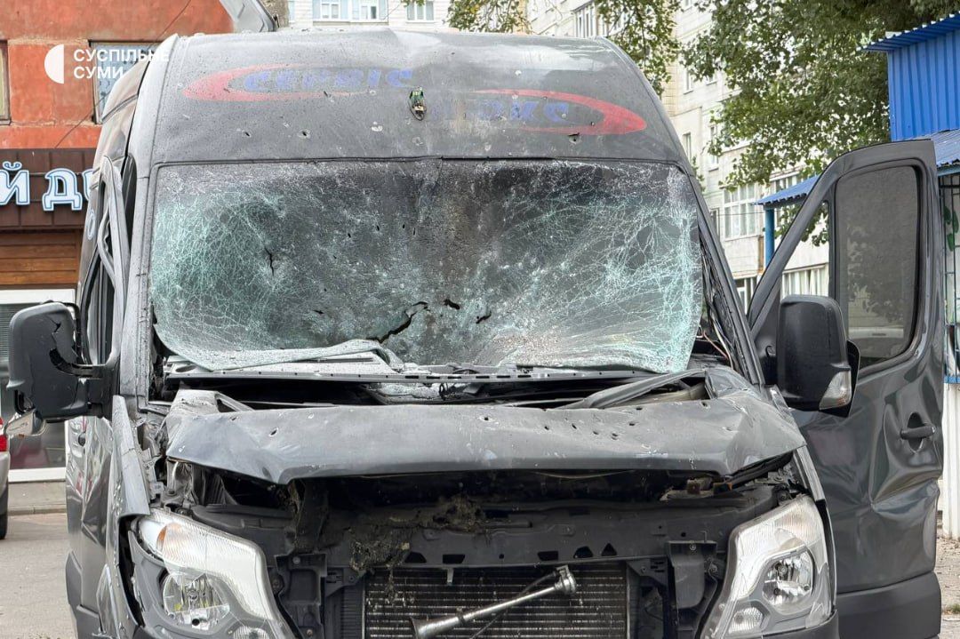 Последствия попадания российского беспилотника в автомобиль. Фото: Общественное Сумы Последствия попадания российского беспилотника в автомобиль. Фото: Общественное Сумы