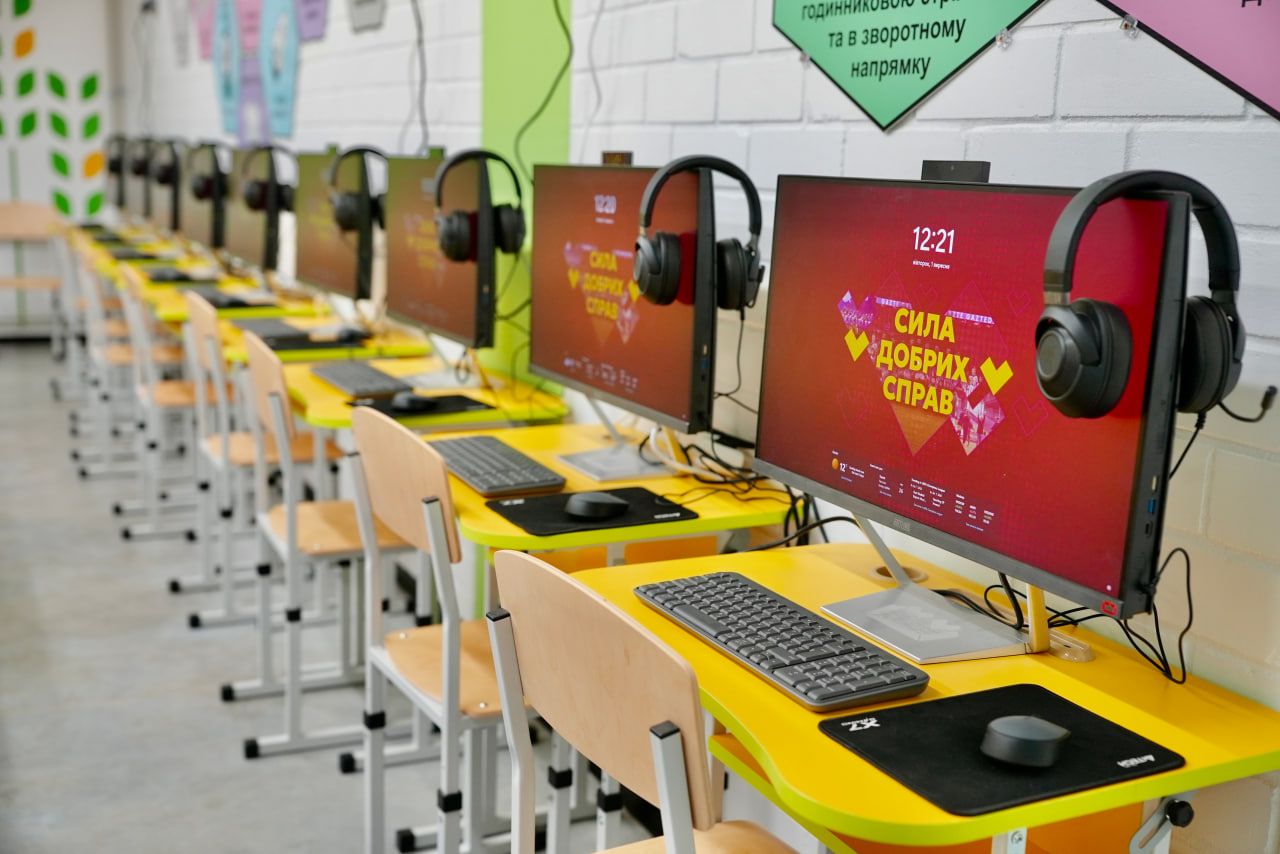 Betking Foundation та Павло Журило облаштували сучасний комп’ютерний клас у підземній школі Харкова 1