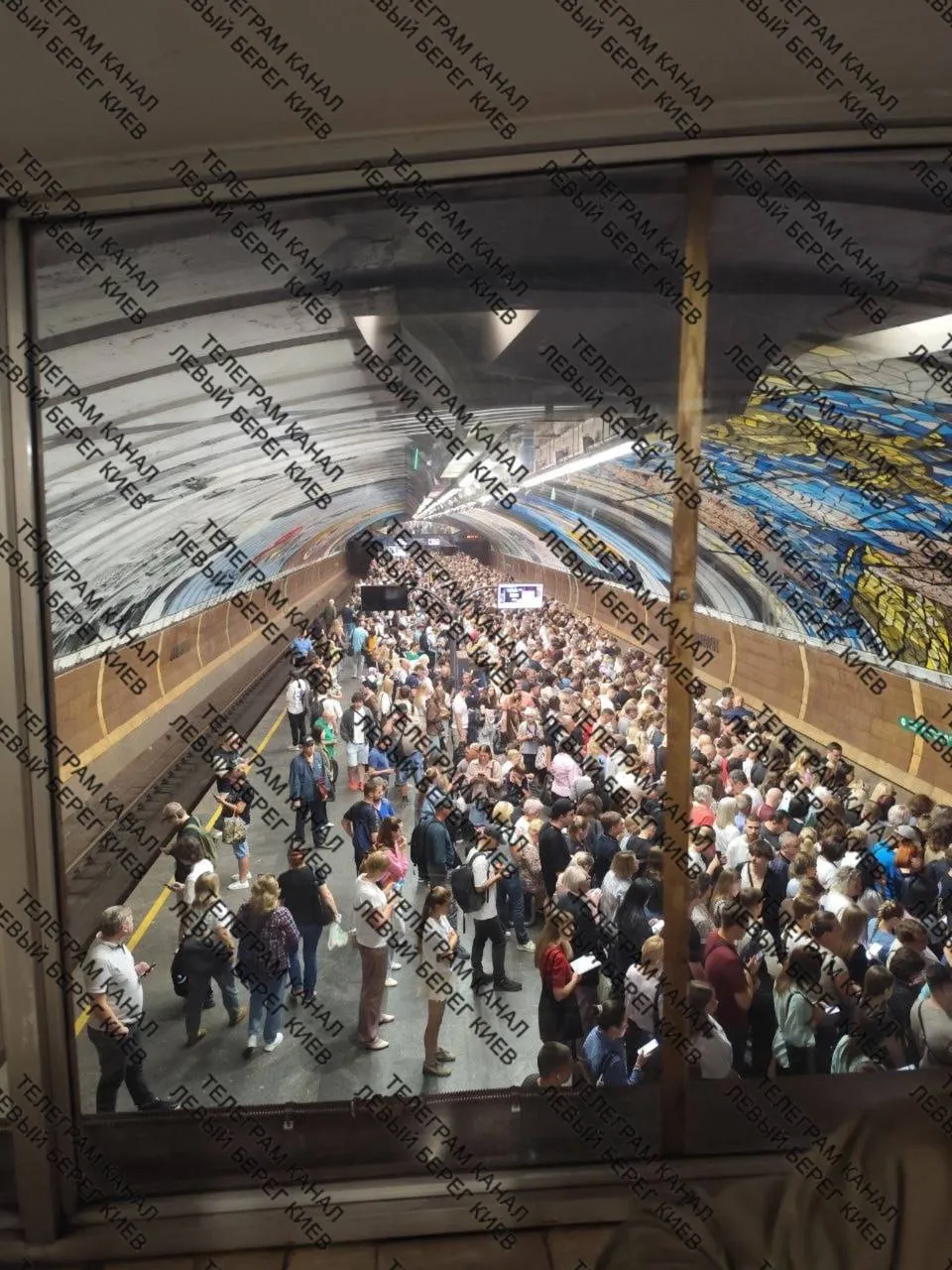 Станция метро Осокорки переполнена из-за тревоги утром 2 сентября Станция метро Осокорки переполнена из-за тревоги утром 2 сентября