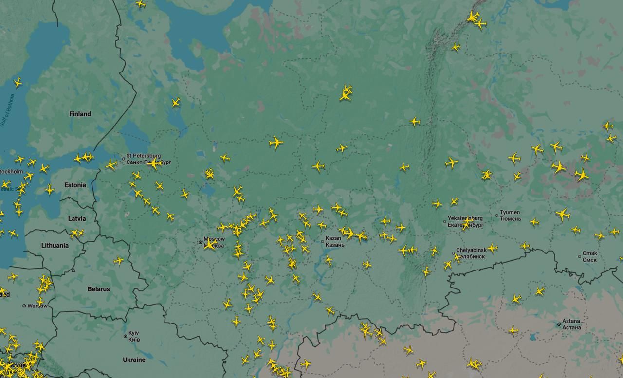 Небо над Росією ще не закрите - скрін з Flightradar24 станом на 12:00 2 вересня.