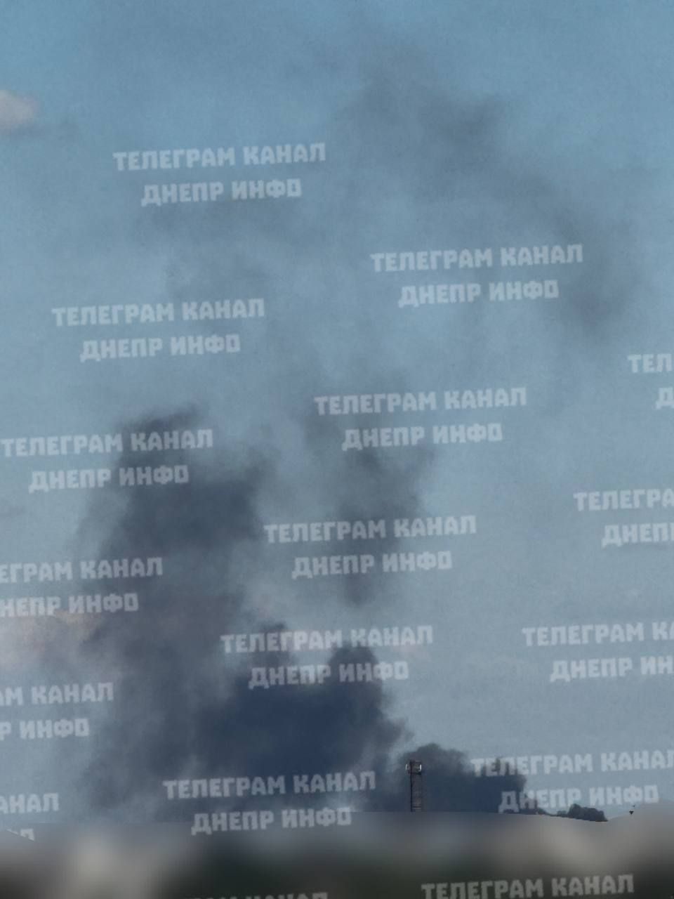 Дим на місці прильоту. Палають склади