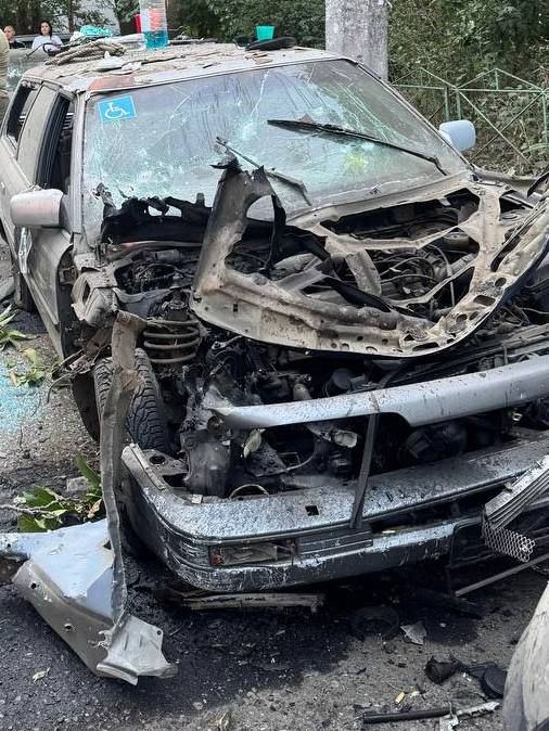 Пошкоджена автівка внаслідок удару