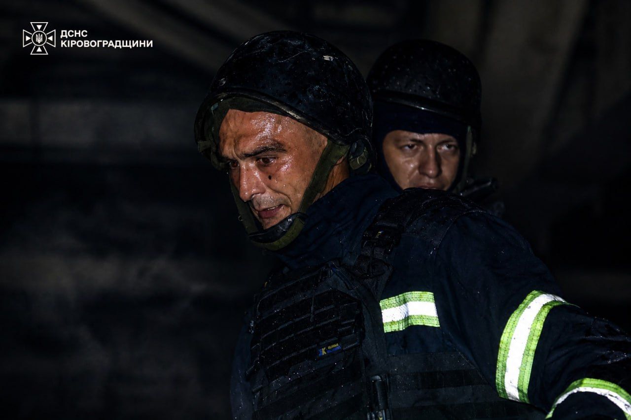 Рятувальники на місці удару Рятувальники на місці удару