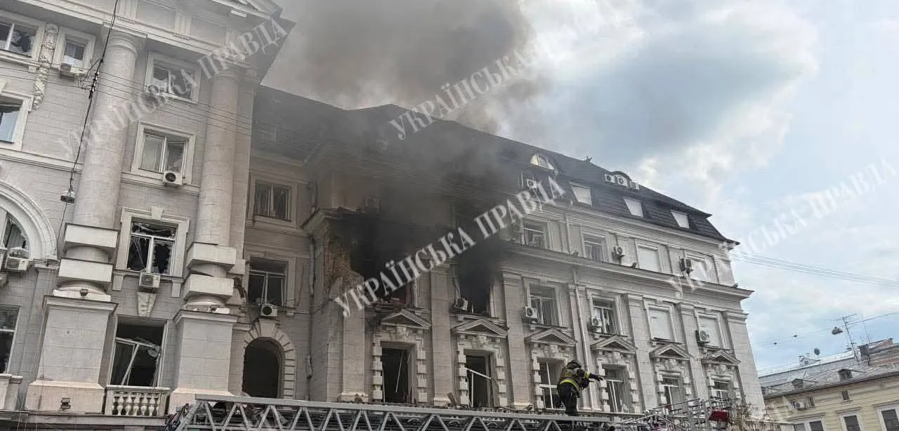 Ворожий дрон влетів в будівлю СБУ