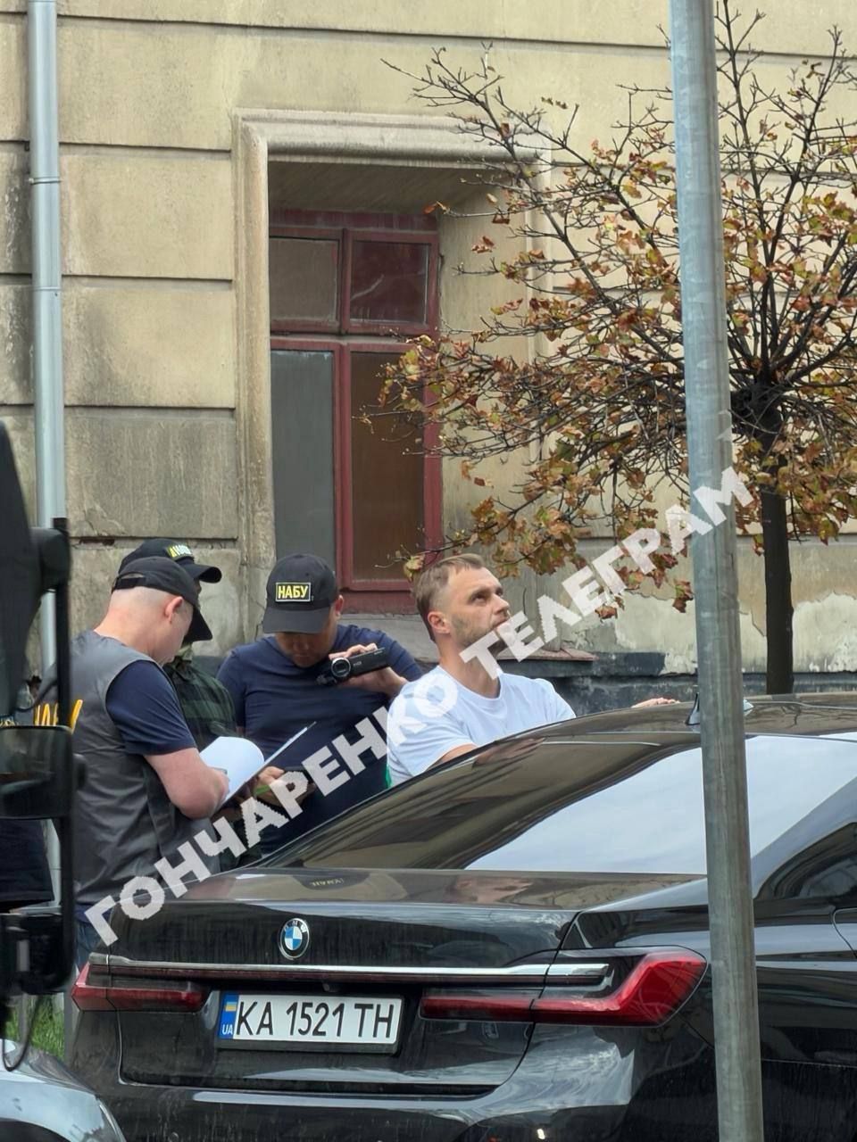 Нардеп Алексей Гончаренко опубликовал фото задержания Сергея Крапивы