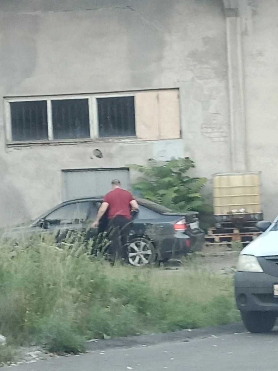Шутов садится в свой автомобиль. Фото: Левый берег