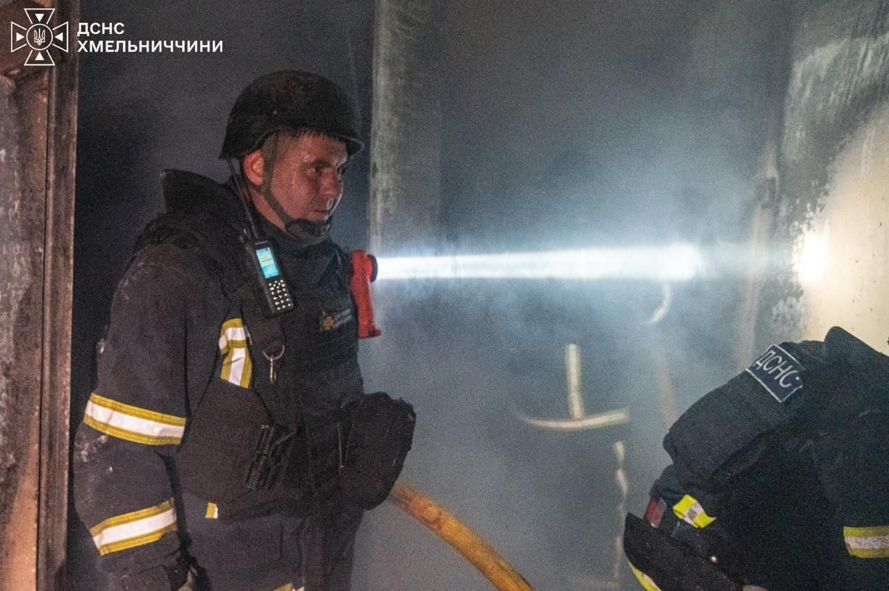 Вибух травмував рятувальників на пожежі у Хмельницькому