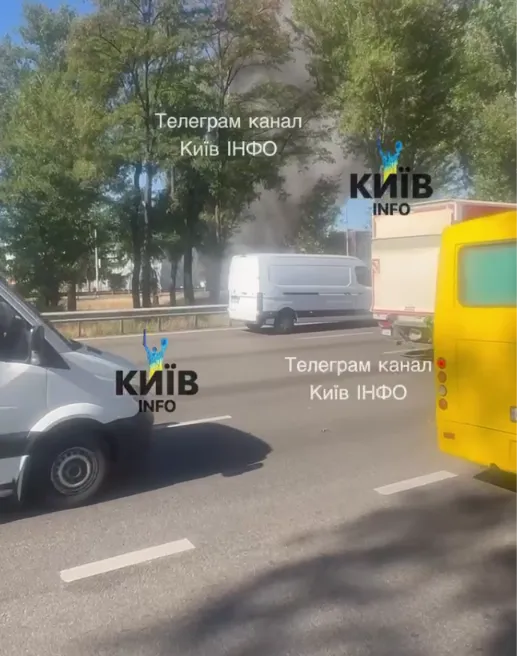В Киеве горит АЗС после удара РФ