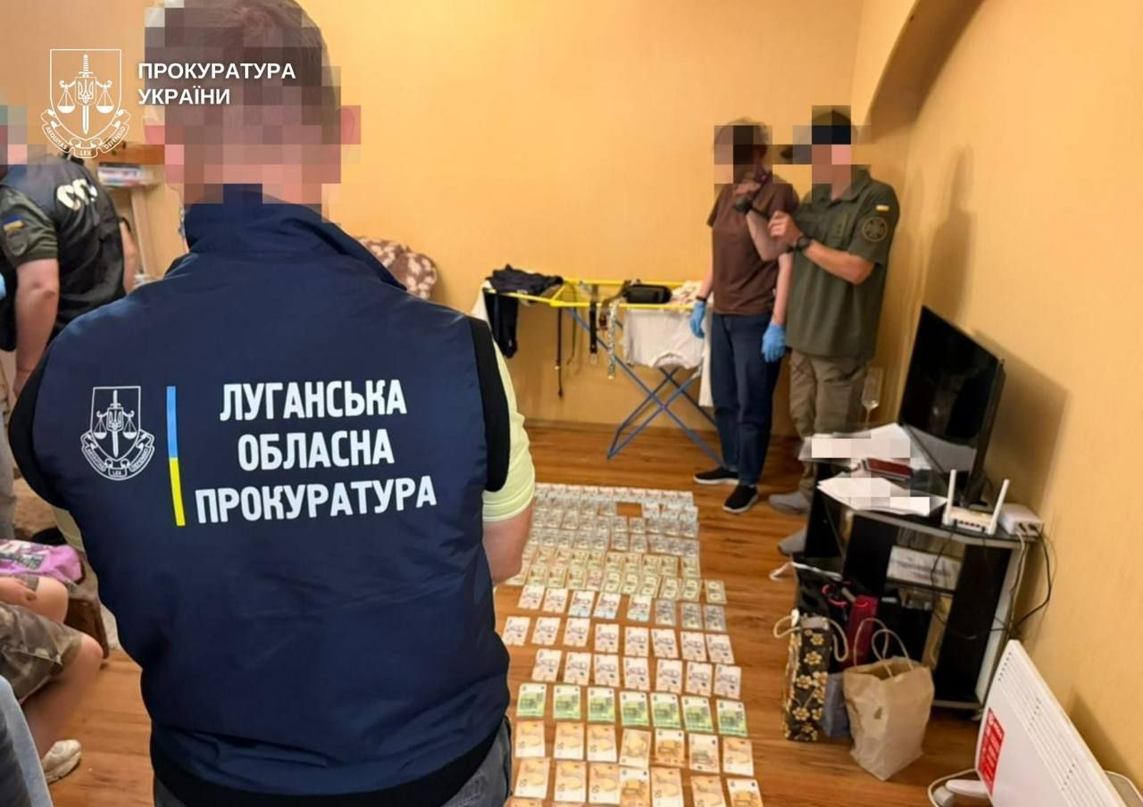 Директорку департаменту, її заступника та підприємця підозрюють у розкраданні 192 тис. грн на тендері