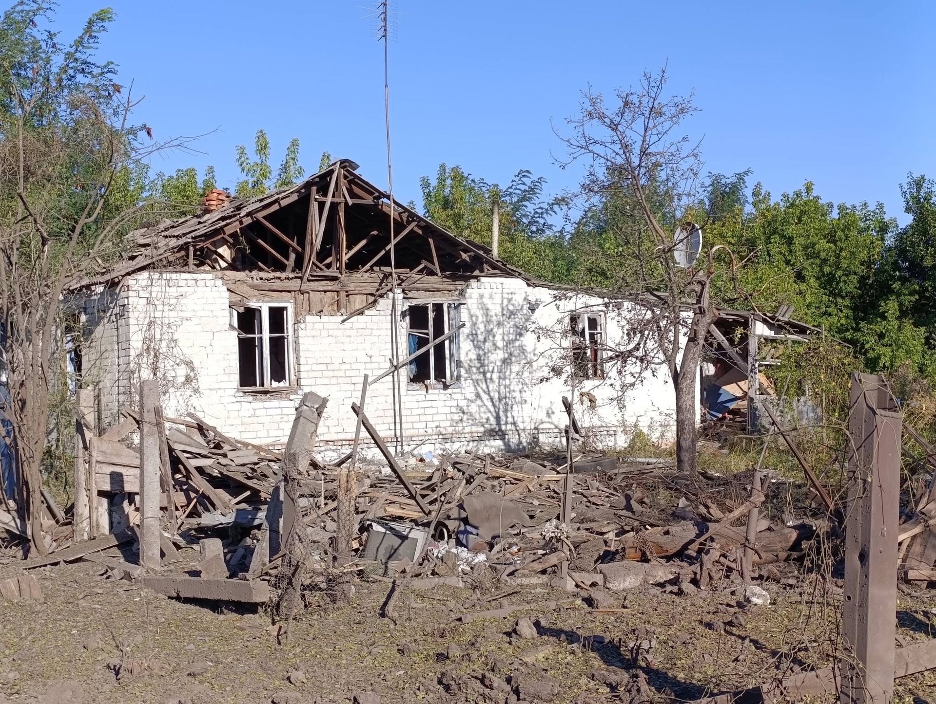 В Харьковской области за сутки россияне ударили по четырем селам, разрушены десятки домов