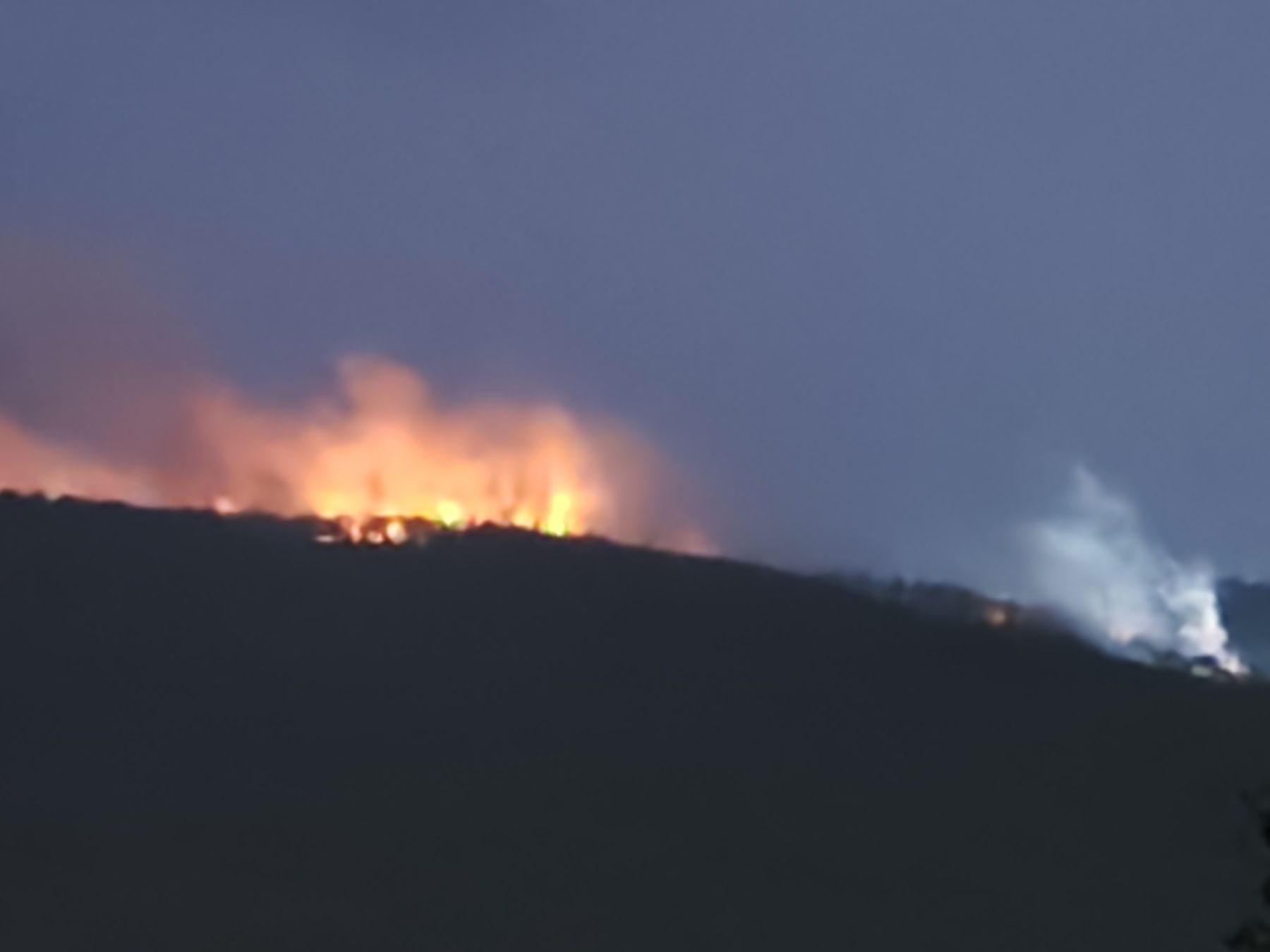 Раздались мощные взрывы Пожар