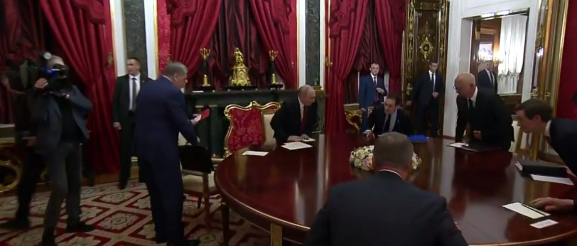 Путін під час зустрічі з зі спеціальними посланцями Президента США Дональда Трампа — Стівом Віткоффом та Джаредом Кушнером Путін під час зустрічі з зі спеціальними посланцями Президента США Дональда Трампа — Стівом Віткоффом та Джаредом Кушнером