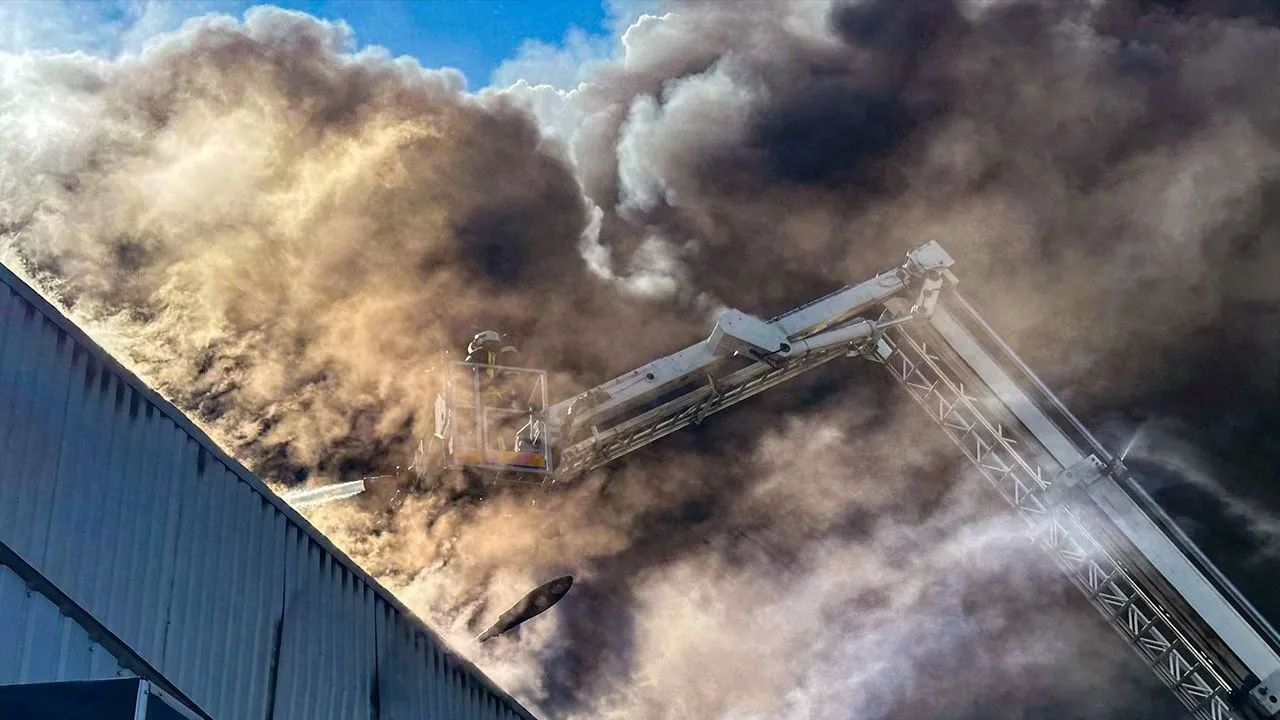 Рятувальники під час ліквідації наслідків ворожих обстрілів, фото: ДСНС