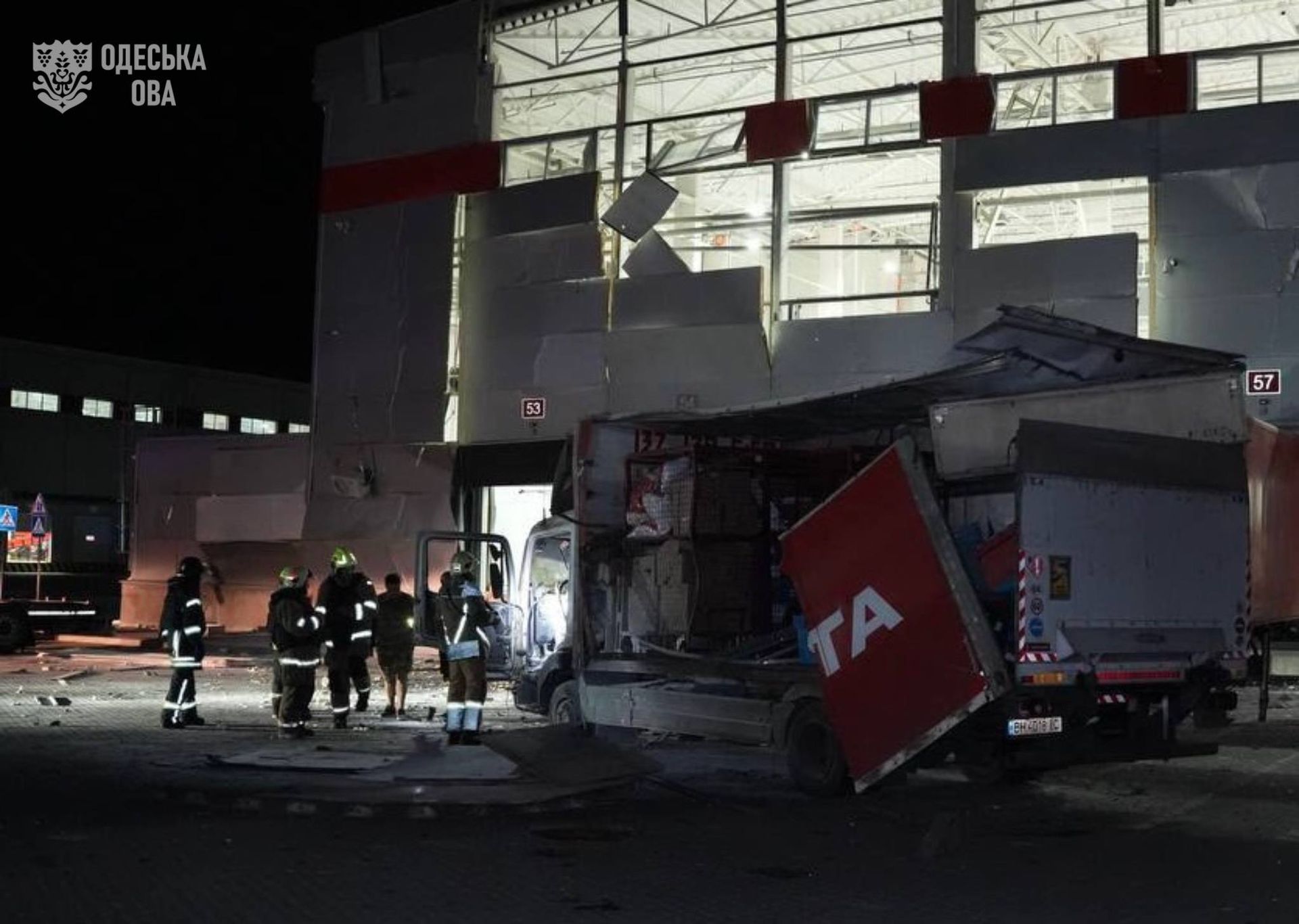 Последствия вражеских обстрелов, фото: Одесская ОВА РФ атаковала Новую почту в Одесской области, есть пострадавшие — видео с места 1