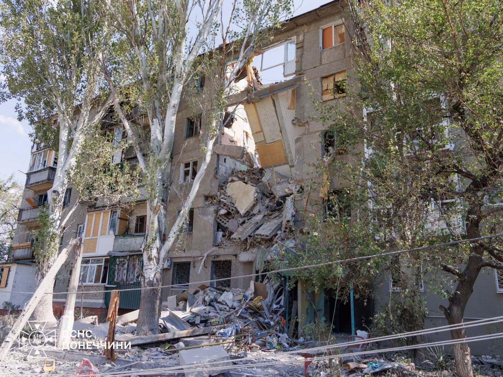 Удар авиабомбами по Краматорску: спасатели спасли 14 человек из горящей многоэтажки - видео 1