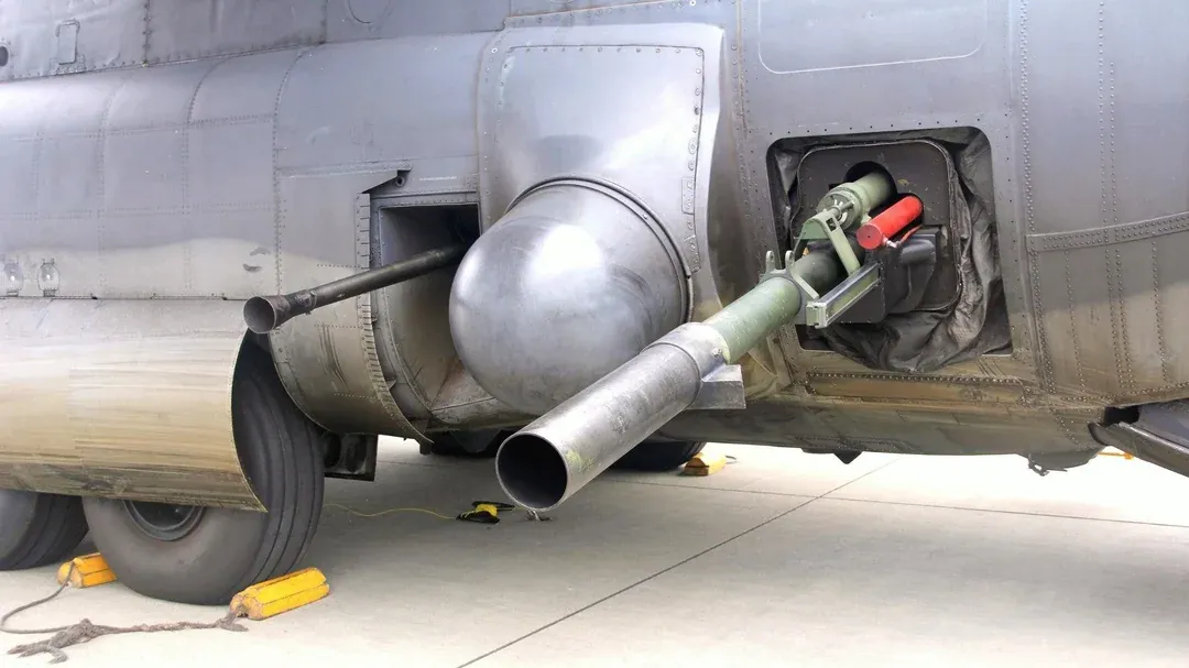 Пушечный самолет Lockheed AC-130H Spectre с 40-мм пушкой Bofors и 105-мм гаубицей M102 Пушечный самолет Lockheed AC-130H Spectre с 40-мм пушкой Bofors и 105-мм гаубицей M102