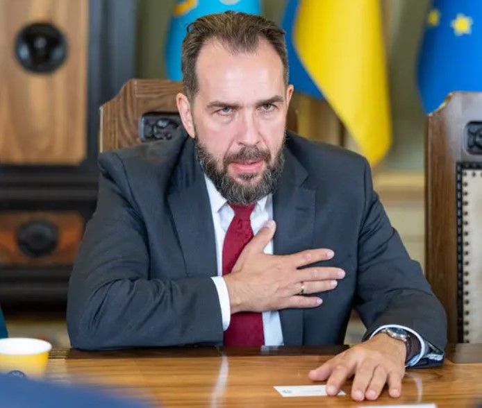 Речник Навроцького публічно посперечався з Сікорським - причина пов'язана з Україною 1