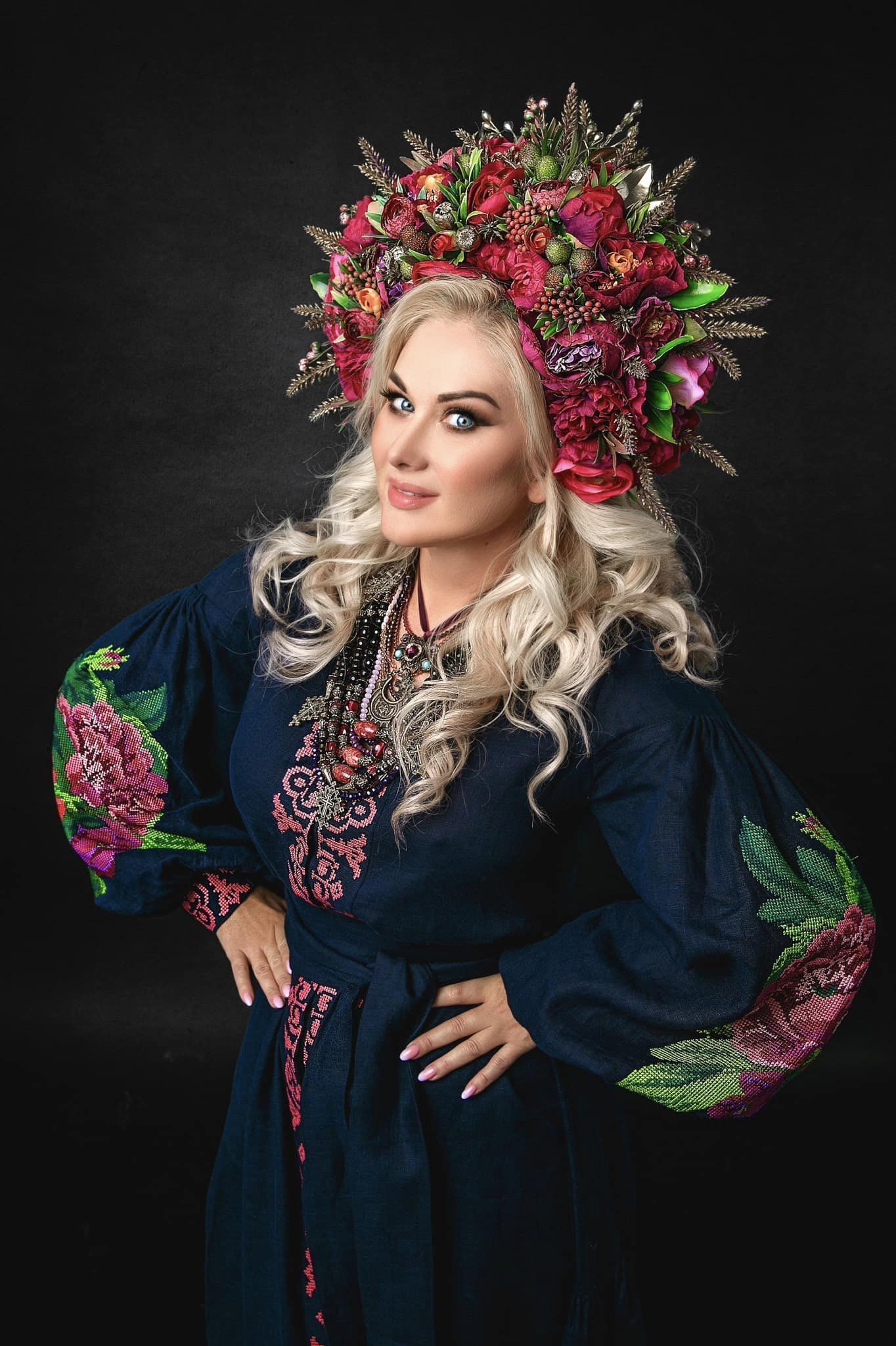 Катя Бужинська — українська співачка, народна та заслужена артистка України Катя Бужинська