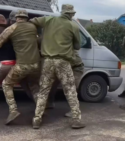 ТЦК бус Скриншот з відео Богдани Наход