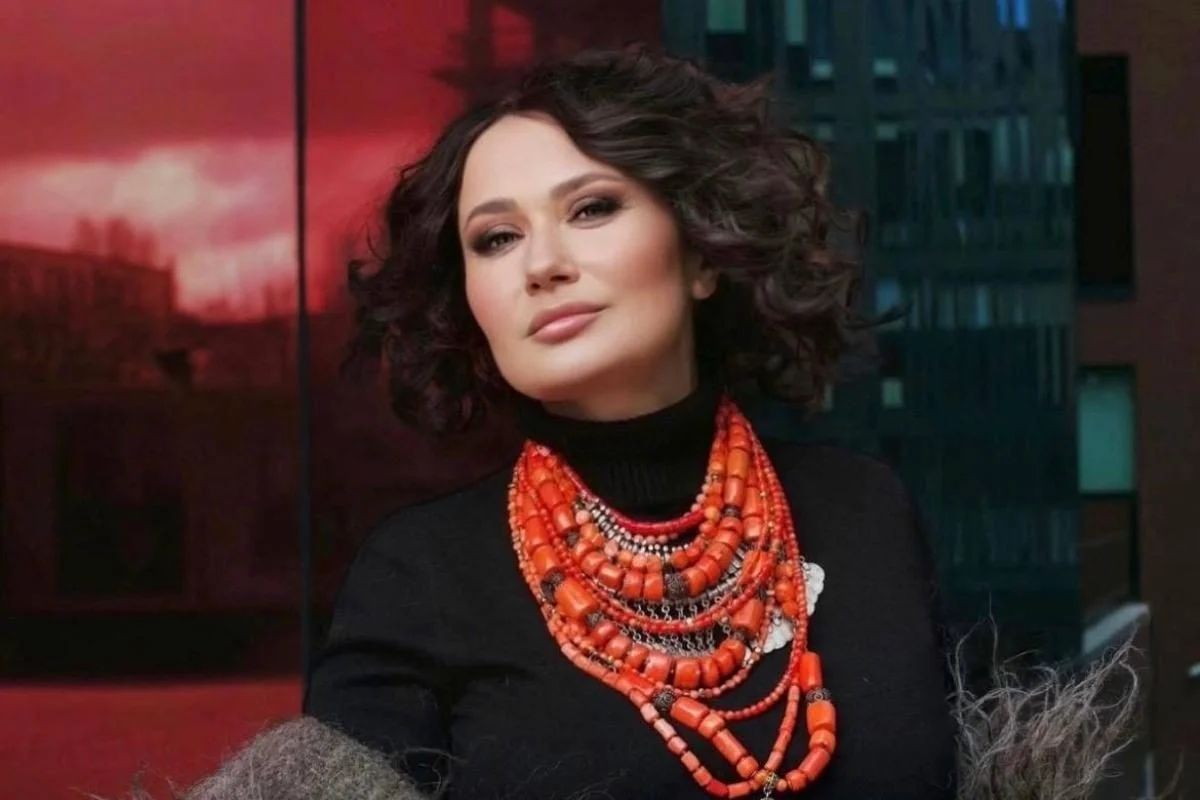 Продюсерка Олена Мозгова не втрималася від саркастичного коментаря на адресу колишнього чоловіка, співака Олександра Пономарьова, після виходу його дебютного роману. Свою реакцію на книгу продюсерка опублікувала в Instagram. У своєму дописі Мозгова написала, що урочисто клянеться ніколи не писати книжок, як пише Стильная.com.ua. Вона додала, що все, що вона знає про "новинку сезону", стало для неї неприємним відкриттям. Хоча продюсерка не назвала книгу прямо, йдеться про роман Олександра Пономарьова "30 днів: ШІ-людина". Сарказм Мозгової стосувався сюжету, в якому чоловіча еротично-егоїстична фантазія призводить до того, що суперкомп'ютер перетворюється на людину. За задумом автора, музикант і бізнесмен на ім'я Алекс взаємодіє зі штучним інтелектом, якому дає жіноче ім'я, а протягом роману між ними зав'язуються глибокі розмови, і зрештою ШІ отримує фізичне тіло жінки. Олександр Пономарьов та Олена Мозгова прожили у шлюбі близько 10 років і мають спільну доньку Євгенію, а розлучилися пара у 2004 році не на позитивній ноті. Попри це, продюсерка продовжує стежити за творчістю колишнього чоловіка і легко іронізує над ситуацією, а її коментар одразу викликав жваве обговорення серед шанувальників обох артистів. Зізнавалася про важкі стосунки з артистом Тема колишнього шлюбу з Пономарьовим для Мозгової не нова. Продюсерка неодноразово згадувала, що в тих стосунках чоловік проявлявся як абʼюзер, а критика на її адресу роками впливала на самооцінку жінки. Раніше Інформатор повідомляв, що Олена Мозгова опублікувала архівне фото 1994 року і розповіла, як роками не вірила у власну красу через слова колишнього партнера, який десять років переконував її у протилежному. Продюсерка тоді зізналася, що абʼюзивні стосунки настільки виснажили родину, що доньці довелося роками відвідувати психолога. Також ми писали, що Дмитро Комаров випадково розкрив нову пасію Пономарьова - концертну директорку співака на ім'я Софія, яку музикант привселюдно обійняв на спільному фото в Instagram. Подписка ТГСейчас читают - блок в текст новости Олена Мозгова