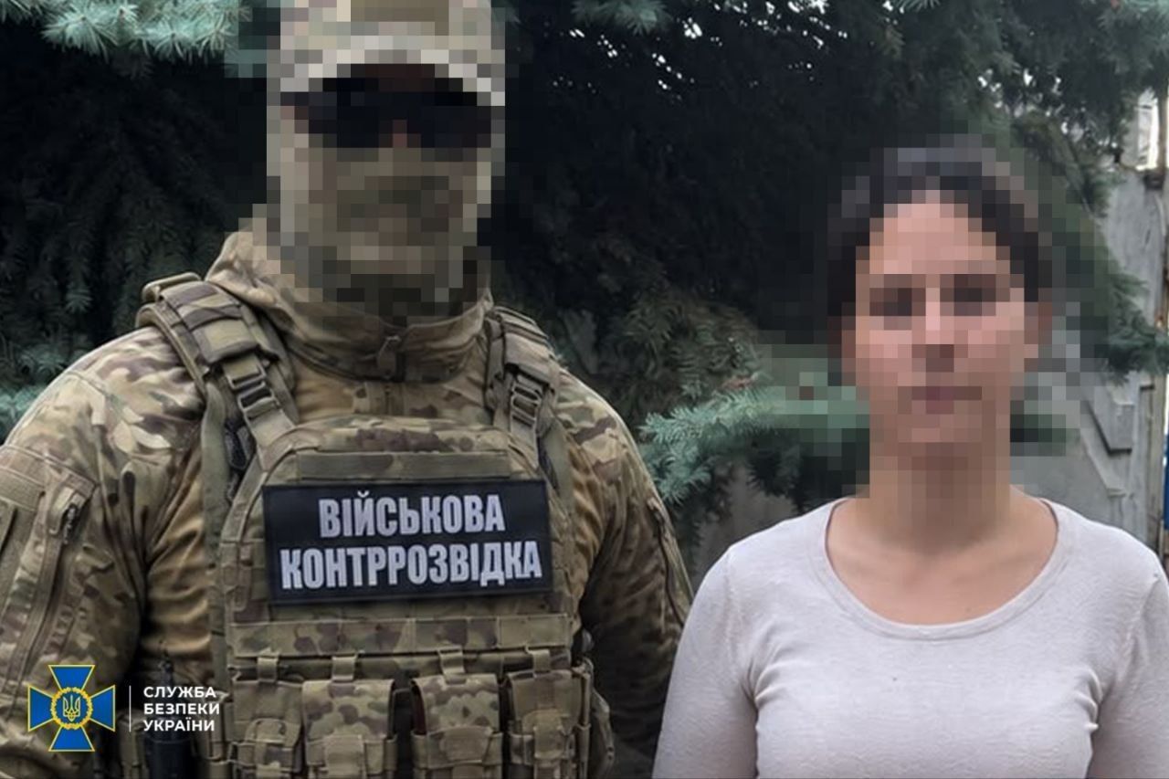 КМІС регулярно відстежує рівень довіри Президенту В. Зеленському. Нижче представлені результати опитування, яке було проведене після резонансних кадрових рішень і під час протестів. Таким чином, ми можемо оцінити, як змінилася довіра до В. Зеленського за останні декілька місяців.  Ми ставили наше моніторингове запитання «Наскільки Ви довіряєте чи не довіряєте Володимиру Зеленському?». У цьому формулюванні, як можна бачити, ми не «нагадуємо» респондентам, що він є Президентом. Також зазначимо, що окрім В. Зеленського ми не ставили запитання про довіру до інших публічних осіб.  Отже, відповідно до отриманих результатів 54% зараз довіряють Президенту, не довіряють – 41% (баланс довіри-недовіри – +13%). Крім цього, потрібно враховувати, що серед 54%, які довіряють В. Зеленському, 18% «повністю» довіряють, а решта 36% довіряють «скоріше». При цьому для балансу важливо розуміти, що серед тих, хто не довіряє йому, є поділ – 25% «зовсім» не довіряють, а 16% не довіряють «скоріше».  У кінці липня-на початку серпня В. Зеленському довіряли 55%, не довіряли – 40%. Тобто за останній місяць рівень довіри практично не змінився. Доцільно зазначити, що польовий етап цього опитування почався одразу після розслідування НАБУ і САП «Форест Гамп», унаслідок якого була звільнена заступниця керівника Офісу Президента І. Мудра. Також близько половини інтерв’ю були проведені вже з 4 вересня, тобто після нового розслідування «Карфаген» про Офіс Генерального прокурора, але не охопило подальші події з 14 вересня (коли екс-генеральний прокурор спробував здійснити наступ на НАБУ і САП).