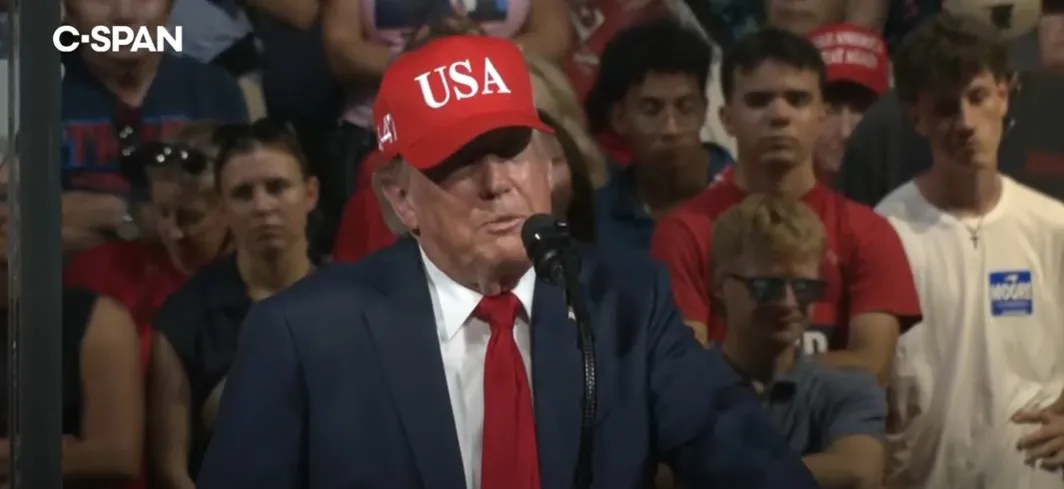 Трамп під час передвиборчого мітингу у США, скриншот Трамп під час передвиборчого мітингу у США, скриншот