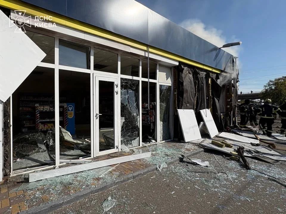 Реактивні Шахеди полюють на цивільні об’єкти - у Києві били по АЗС і будівлі Київстару Реактивні Шахеди полюють на цивільні об’єкти - у Києві били по АЗС і будівлі Київстару