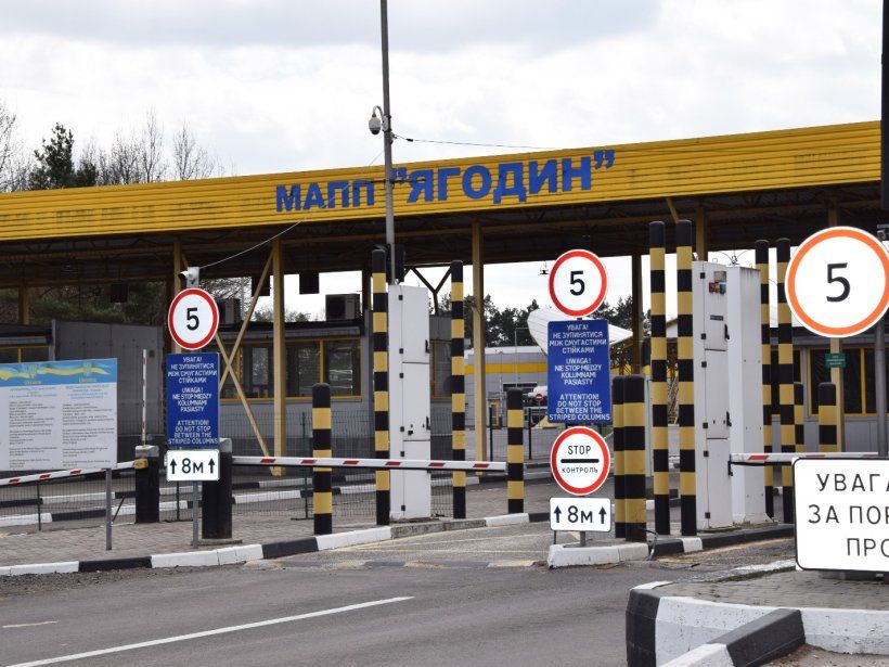 Користувачі соцмереж припускають, що вибухи сталися в районі пункту пропуску «Ягодин» на кордоні з Польщею Користувачі соцмереж припускають, що вибухи сталися в районі пункту пропуску «Ягодин» на кордоні з Польщею