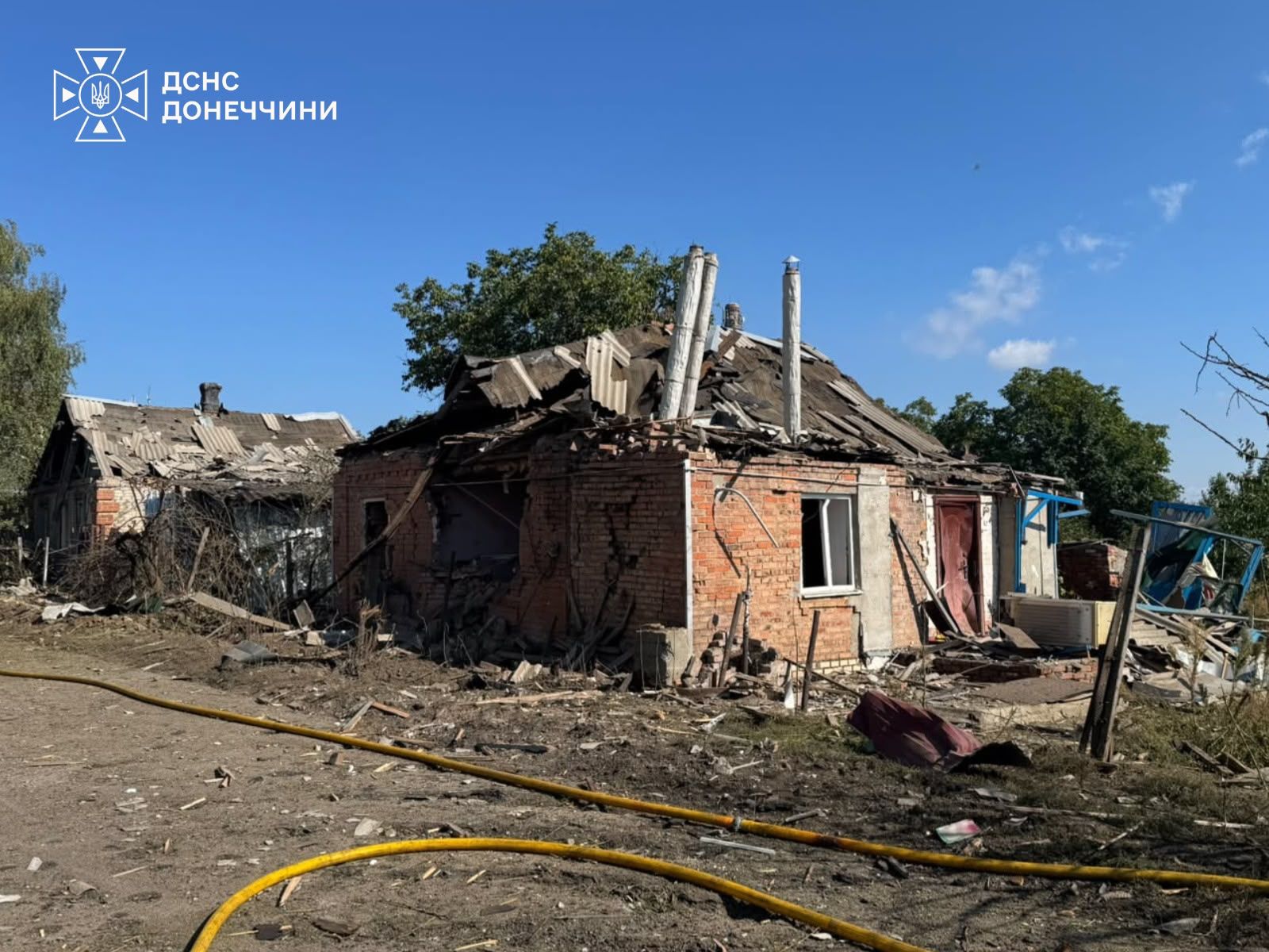 Рятувальники витягли людей з-під завалів на Донеччині, фото: ДСНС Рятувальники витягли людей з-під завалів на Донеччині, фото: ДСНС