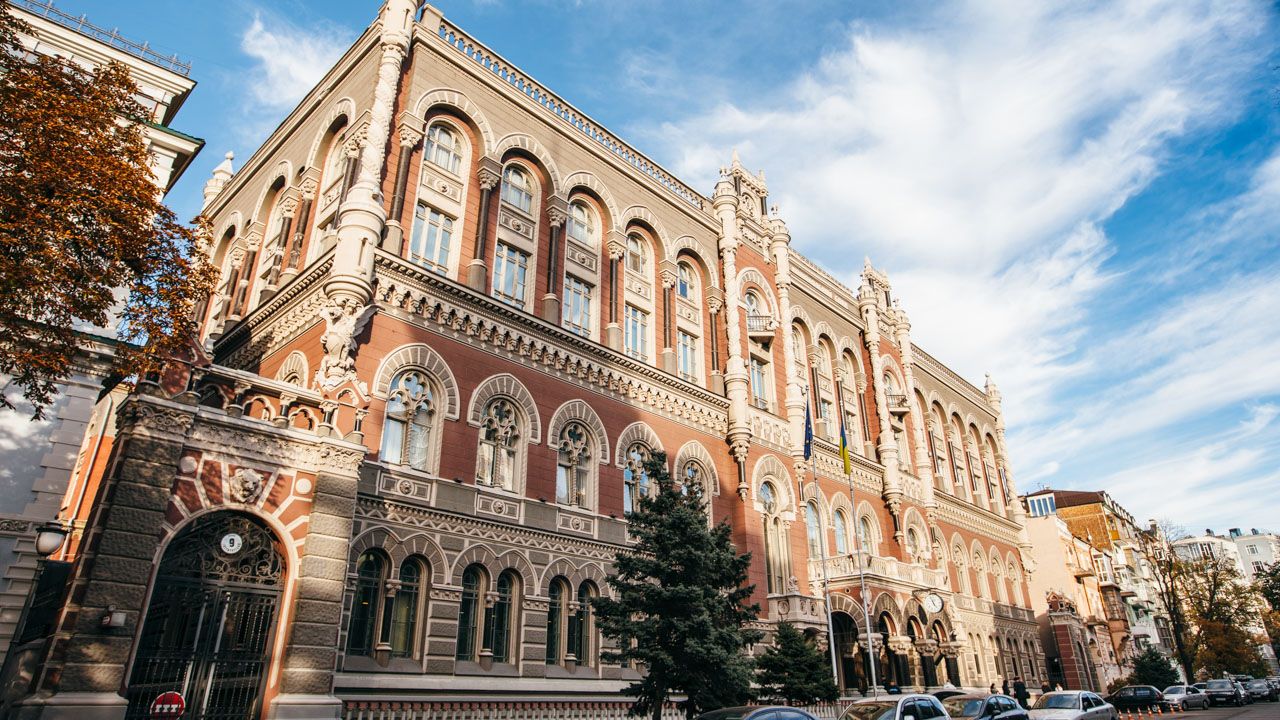 обратился с жалобами в Национальный банк Украины