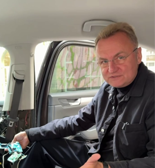 Садовий знайшов прослушку у службовому авто Садовий знайшов прослушку