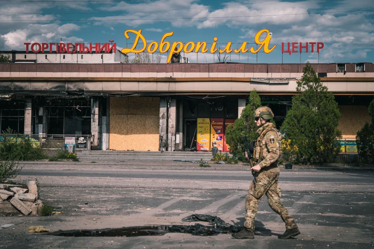 ротивник продовжує наступальні дії силами 2-ї та 51-ї загальновійськових армій угруповання військ "Центр" з метою виведення основних сил передових частин на ближні підступи до Добропілля з півдня та південного сходу ротивник продовжує наступальні дії силами 2-ї та 51-ї загальновійськових армій угруповання військ "Центр" з метою виведення основних сил передових частин на ближні підступи до Добропілля з півдня та південного сходу