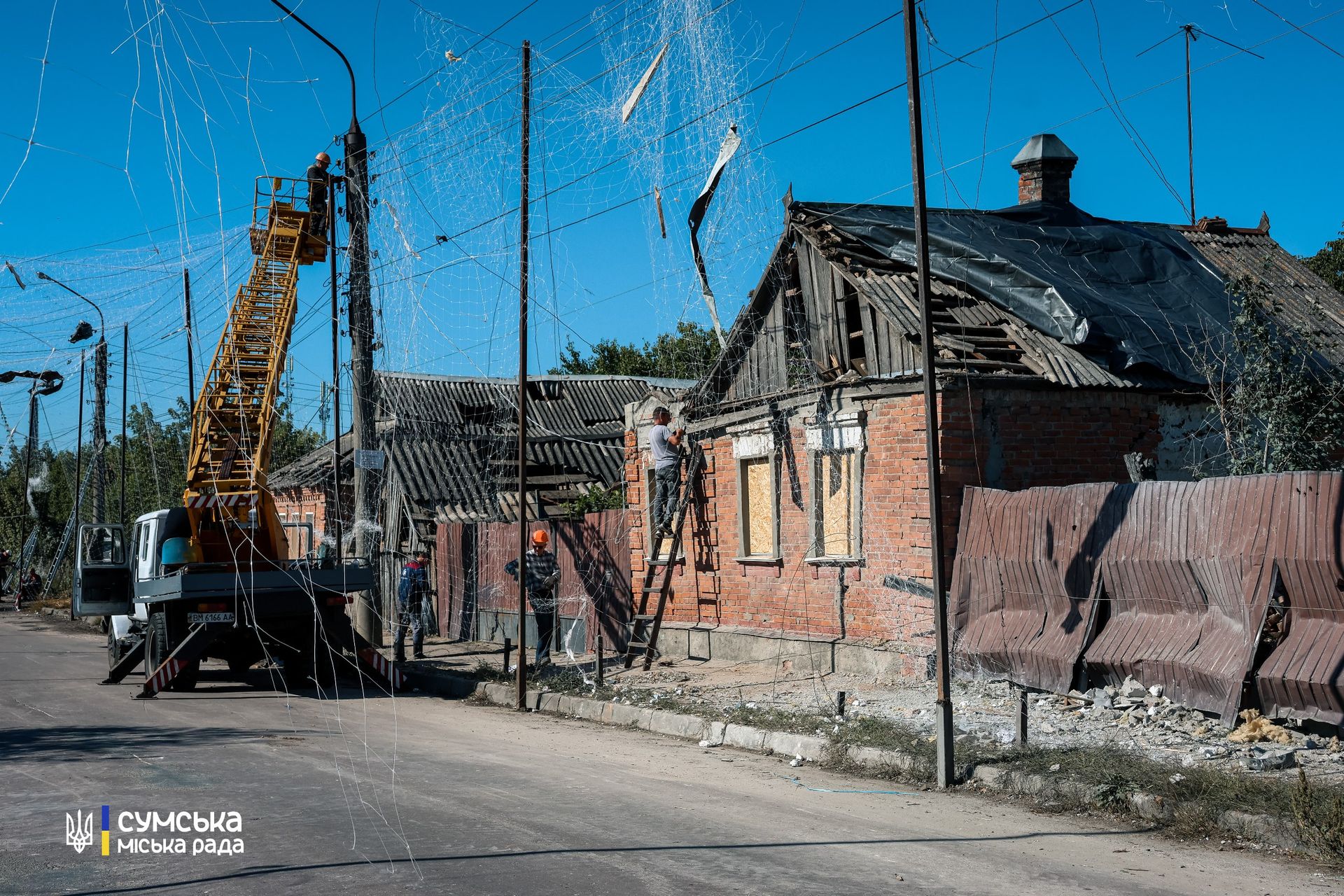 Последствия вражеских обстрелов, фото: Сумской городской совет Стало известно о ранении священника УПЦ в Сумах в результате атаки РФ - ему ампутировали глаз 1
