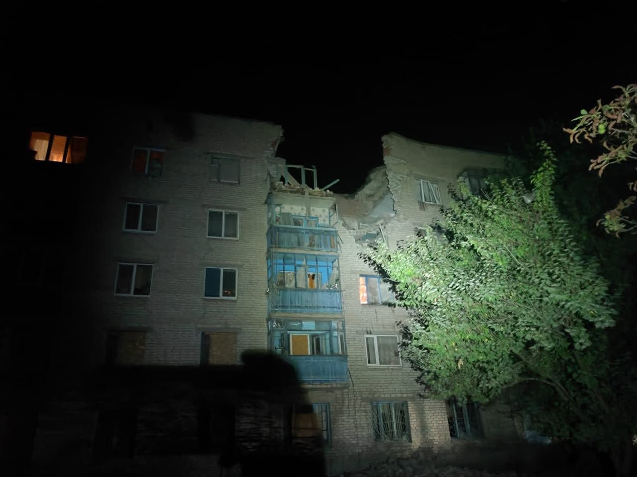 Слов'янськ - обстріл зруйнував багатоповерхівку Слов'янськ - обстріл зруйнував багатоповерхівку