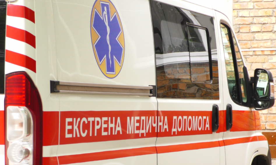 На место удара приехала скорая скорая помощь