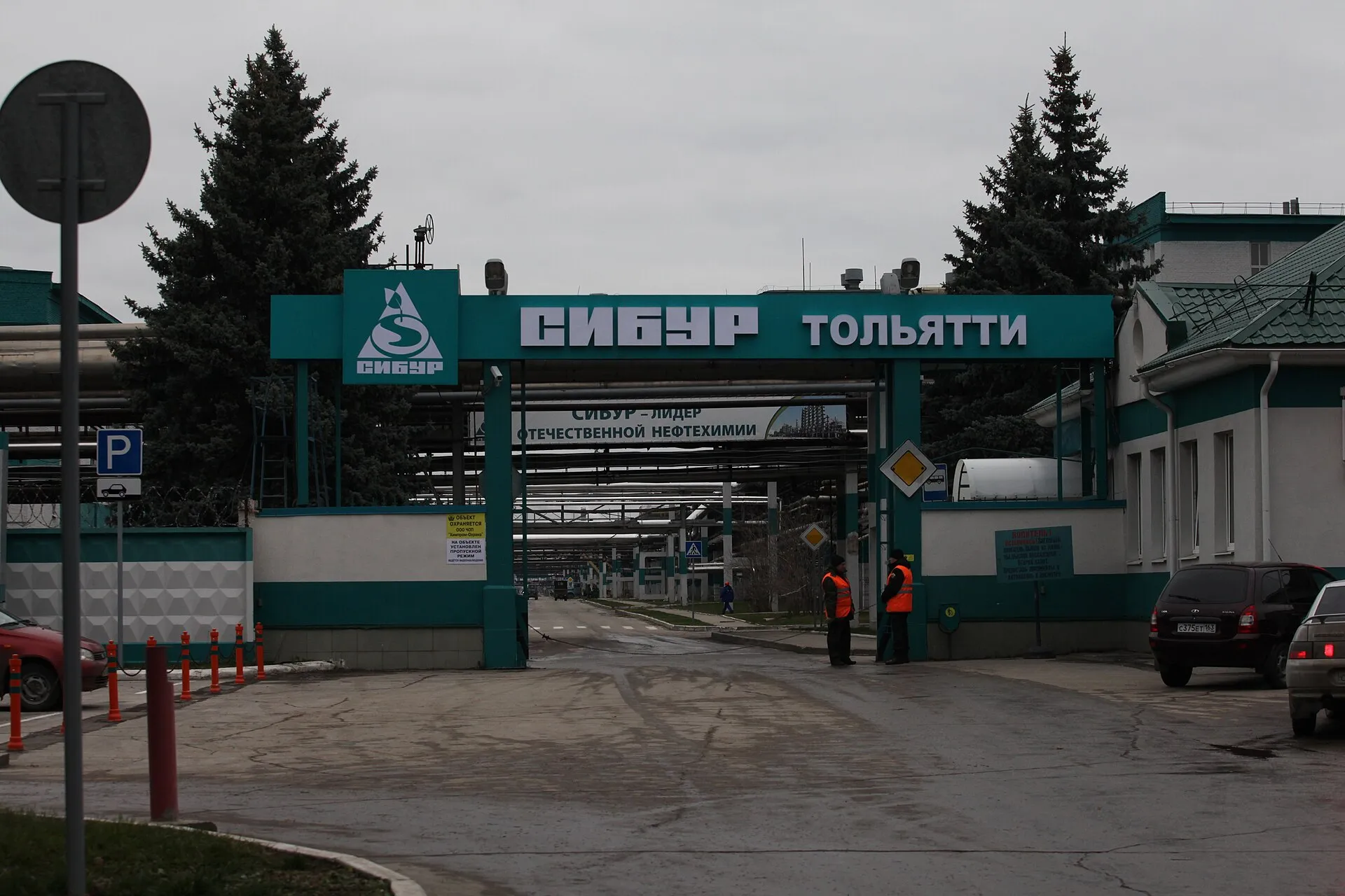 В Тольятти Самарской области РФ работала ПВО, фиксируют взрывы и пожары.