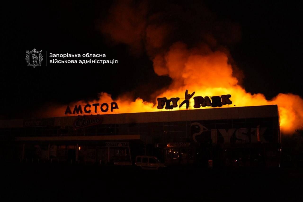 Пылает крыша торгового центра Пожар