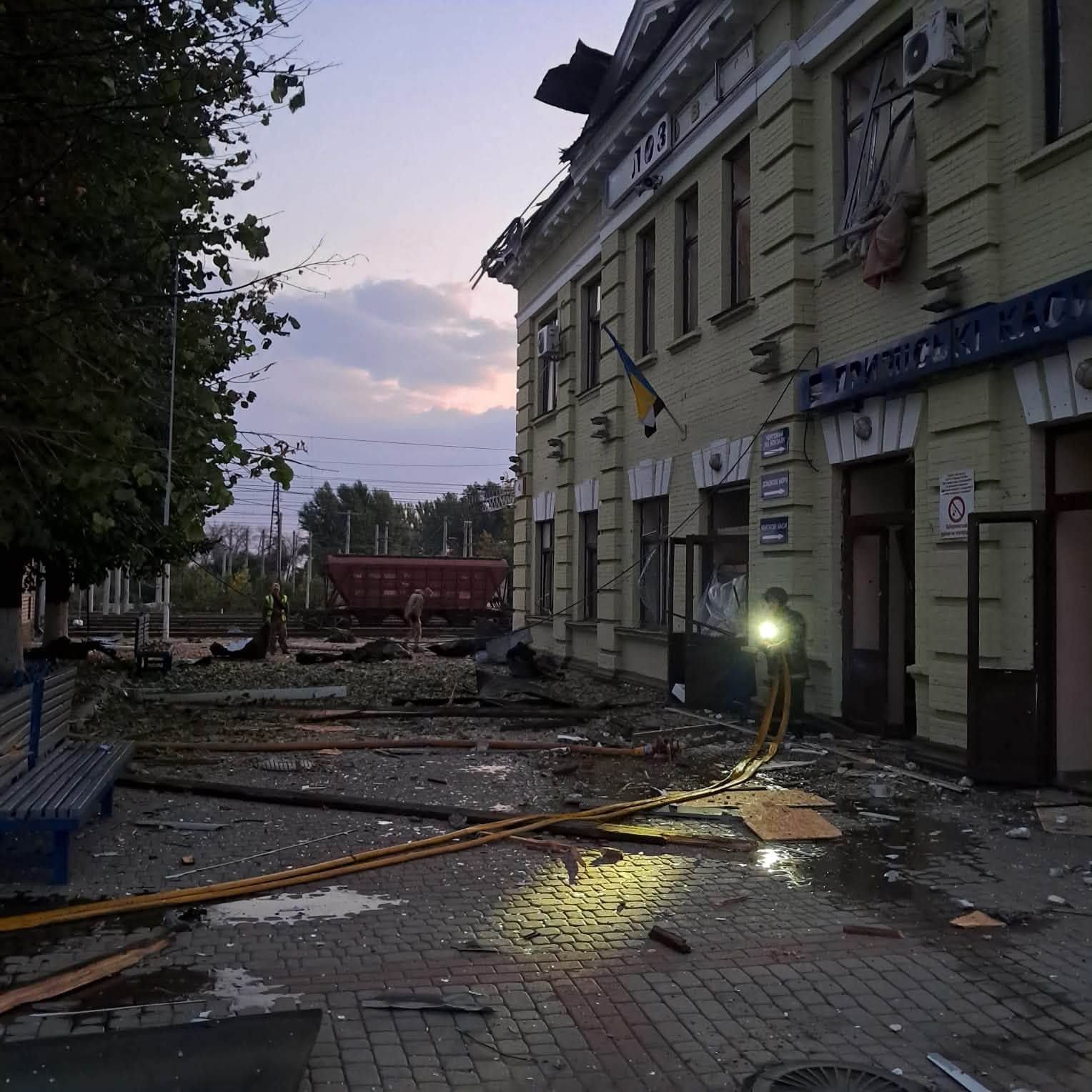 Последствия вражеского удара по вокзалу в Лозовой. Фото: facebook.com/oleksandr.pertsovskyi Последствия вражеского удара по вокзалу в Лозовой. Фото: facebook.com/oleksandr.pertsovskyi