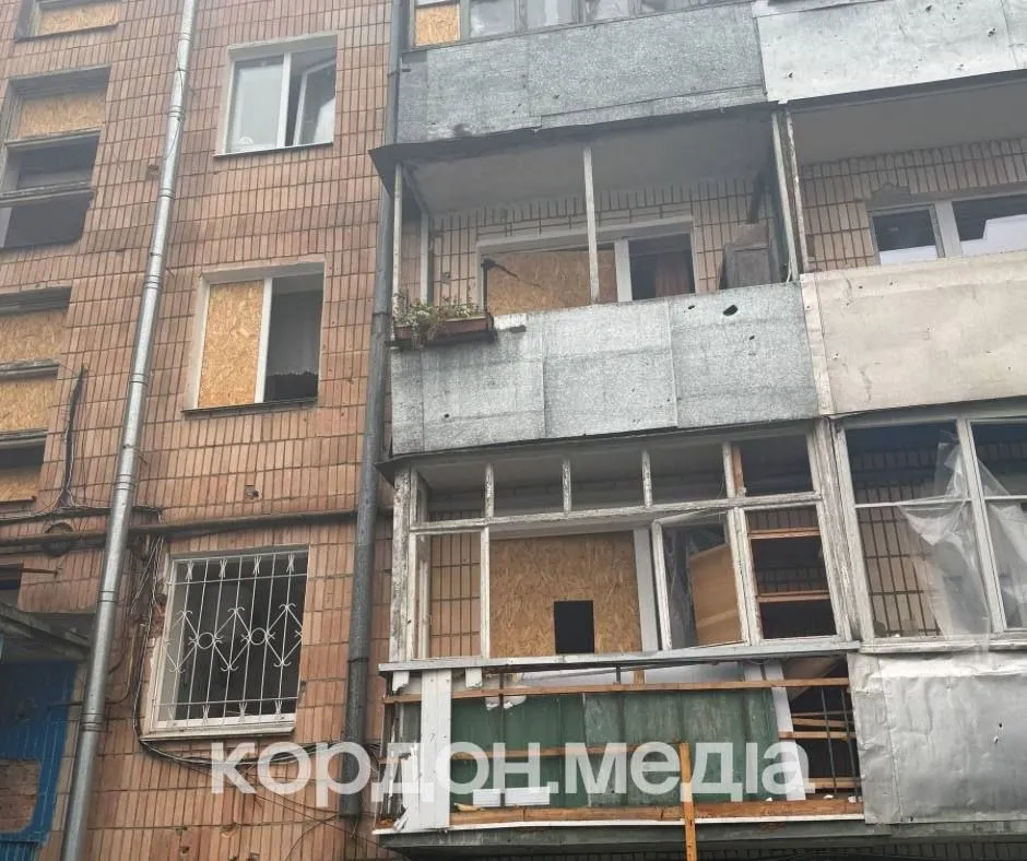В результате удара повреждена многоэтажка удар