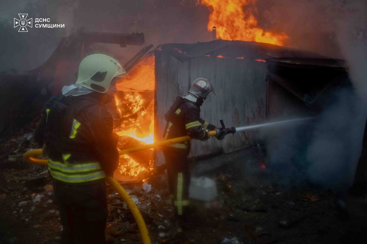 Последствия российских ударов в Сумах. Фото: ГСЧС Последствия российских ударов в Сумах. Фото: ГСЧС