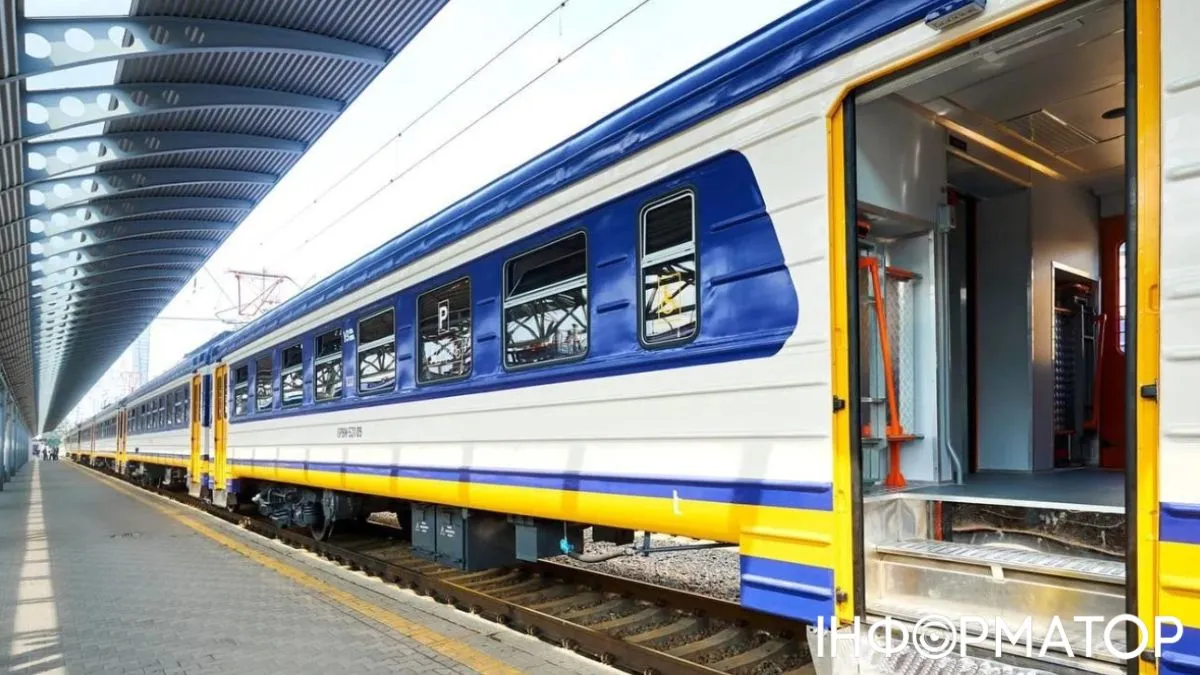 Укрзалізниця повідомила про затримки потягів на заході через масовану атаку