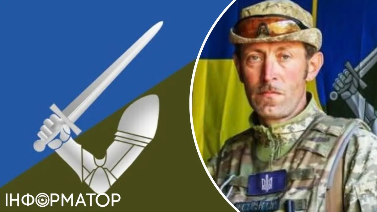 инструктор учит военных