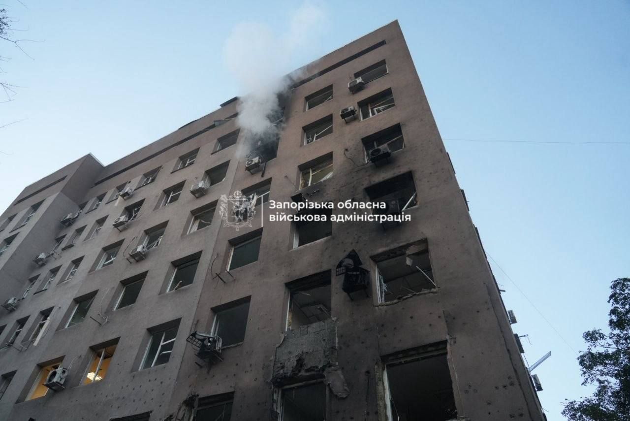 Фото: ОВА РФ атакувала Запоріжжя, є влучання і пожежа в медичному закладі 1