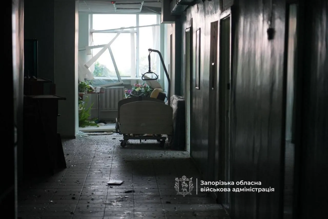 Фото: ОВА РФ атакувала Запоріжжя, є влучання і пожежа в медичному закладі 2